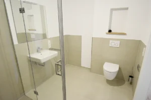 Barrierefreies Badezimmer der Wohnung 04
