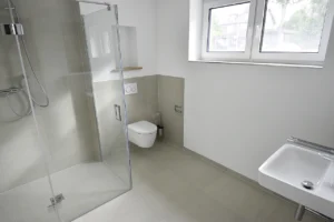 Barrierefreies Badezimmer der Wohnung 30