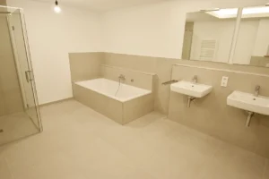 Bad mit Badewanne und Dusche der Wohnung 33