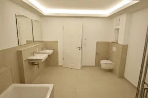 Badezimmer mit zwei Waschbecken der Wohnung 33