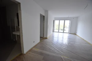 Wohnung 16 - offener Wohnbereich mit Zugang zum Balkon