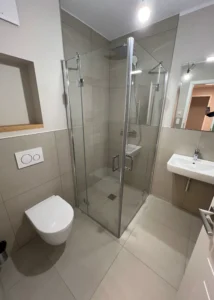 Musterwohnung Bad mit Dusche, Toilette und Waschbecken