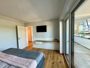 Musterwohnung Schlafzimmer mit Zugang zum Balkon