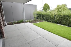 Terrasse der Wohnung 04 mit kleiner Grünfläche