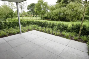 Terrasse mit grüner Umgebung der Wohnung 06