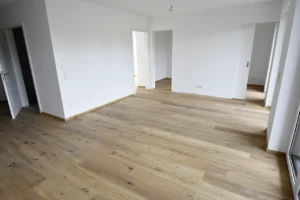 Wohnbereich der Wohnung 04 mit angrenzenden Zimmern