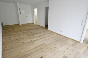 Wohnküche mit Zugang zu den weiteren Zimmern der Wohnung 06