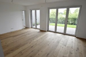 Wohnbereich der Wohnung 04 mit Zugang zur Terrasse