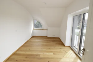 Zimmer mit Zugang zum Balkon der Wohnung 33